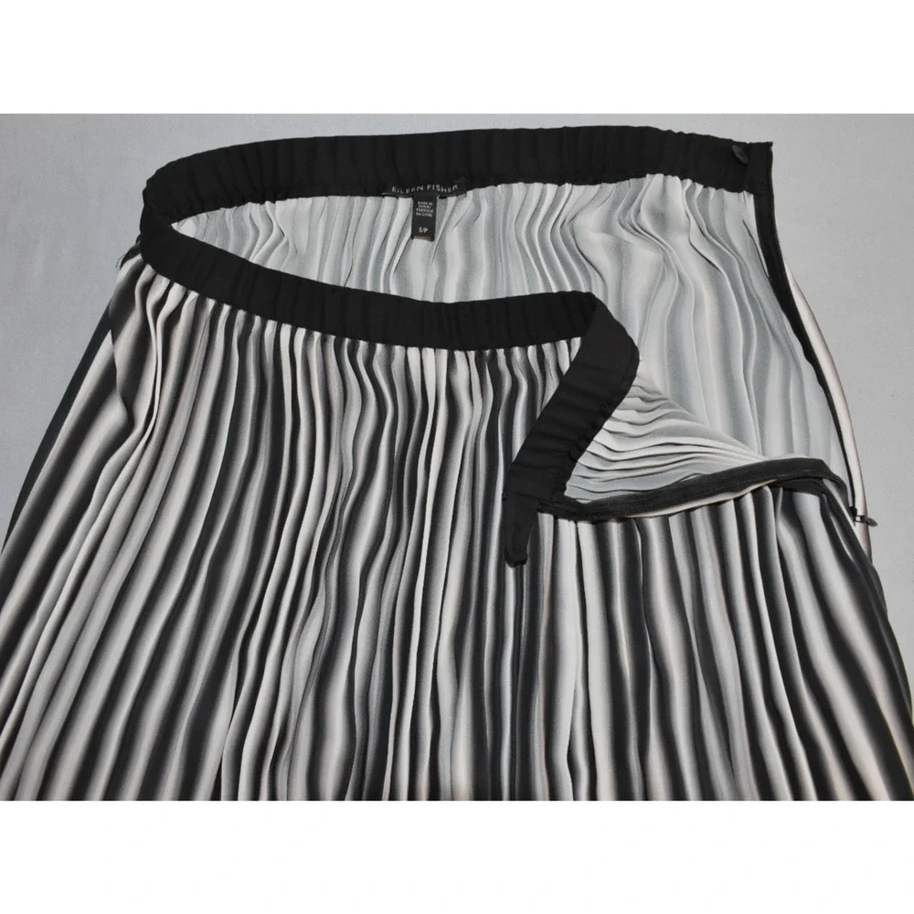 A6 NWOT EILEEN FISHER Black/Bone Ombre Gradient Design Pleated Skirt Size S